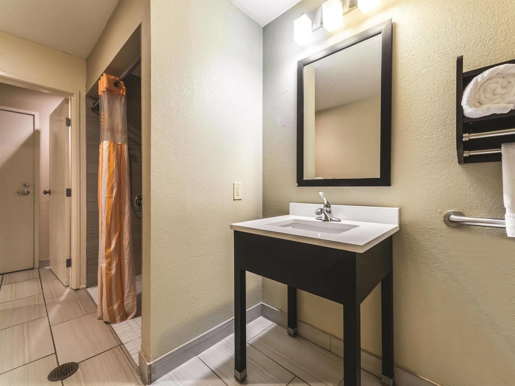 La Quinta By Wyndham Collinsville - St. Louis Bagian luar foto