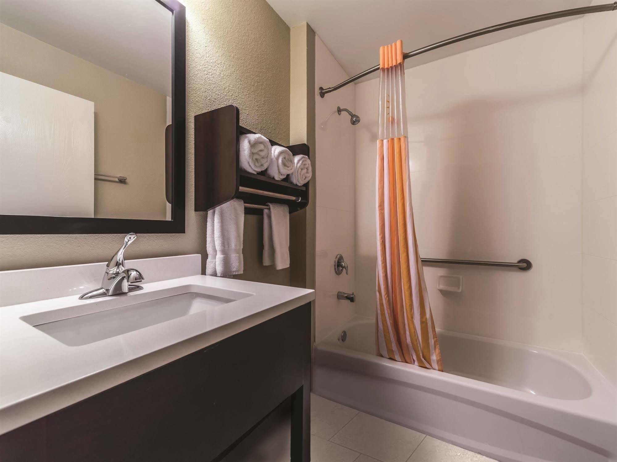 La Quinta By Wyndham Collinsville - St. Louis Bagian luar foto